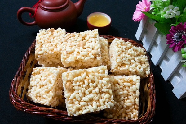 Cốm – món ăn vặt từ gạo gắn với tuổi thơ